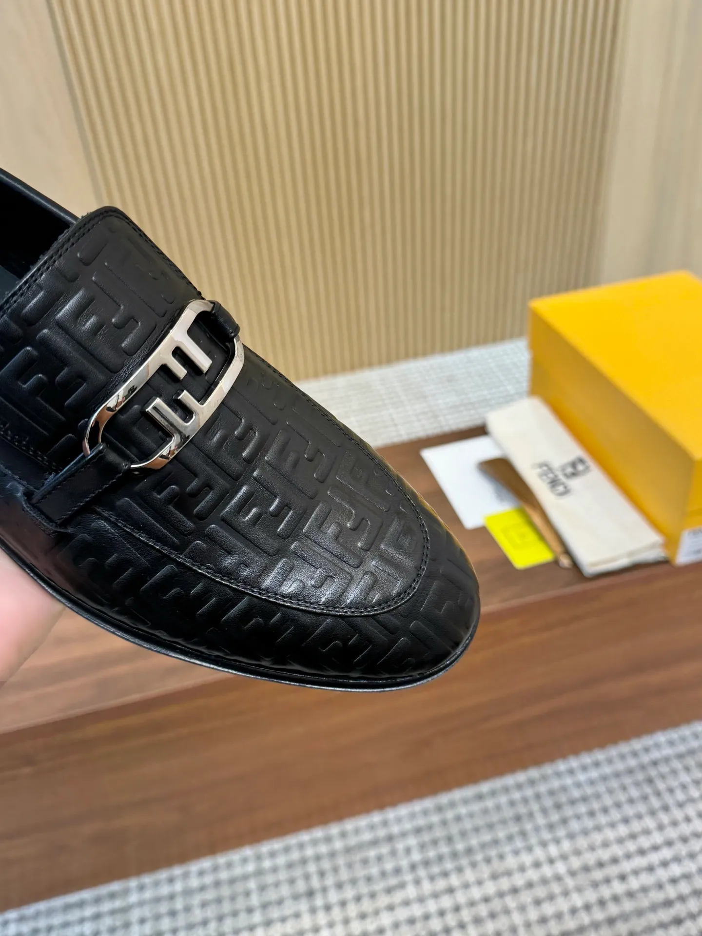 [FENDI] Top P: 980💰 ▪️Size: Men's 39-44. (Customized at 38.45.46) Fendi men's business casual leather shoes Imported brand cloth/calfskin/open edge beads/brand logo printing -Inside: Comfortable cowhide lining -Outsole: Genuine leather outsole with rubber backing embedded in the heel, perfect injection molding -Ultra-high quality control·Fine workmanship: highlighted (high-end·luxury·grade)